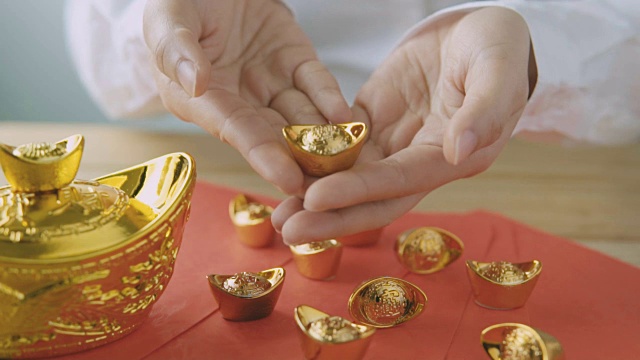 春节，女商人拿着金元宝视频下载