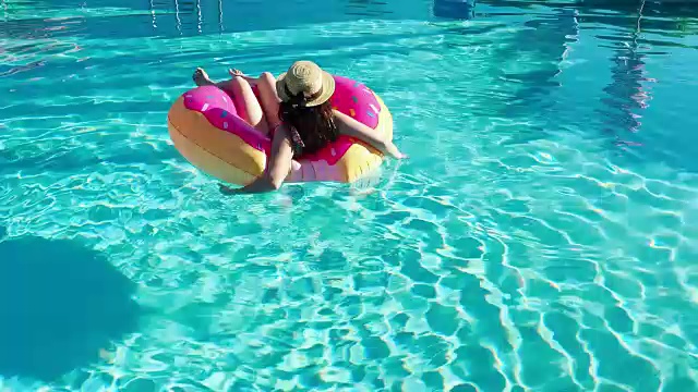 年轻的成年女子在水面上放松自己视频下载