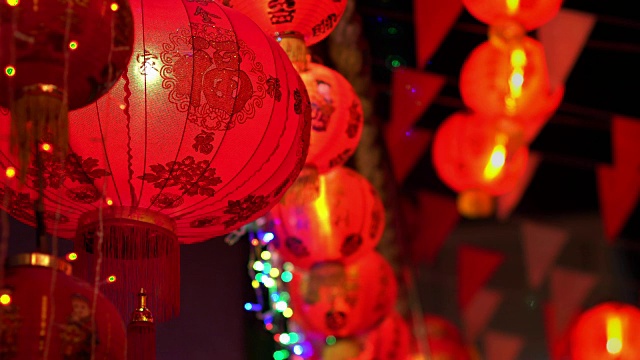 中国新年灯笼在唐人街，祝福文字意味着财富和健康。视频购买