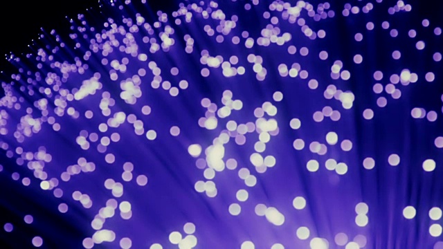 细部的蓝色，紫红色的紫罗兰色生长束的光纤背景，快速光信号为高速互联网连接，改变焦点效果视频素材