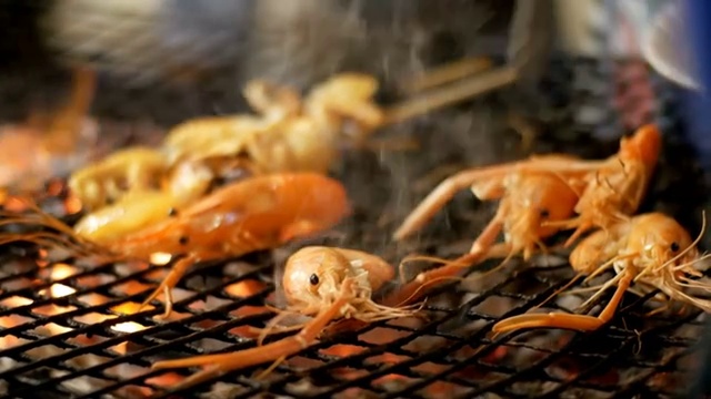 夜市烧烤虾，泰国街头小吃视频下载