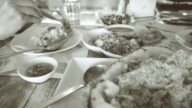 幸福的夫妇在泰国餐厅吃午餐。视频下载