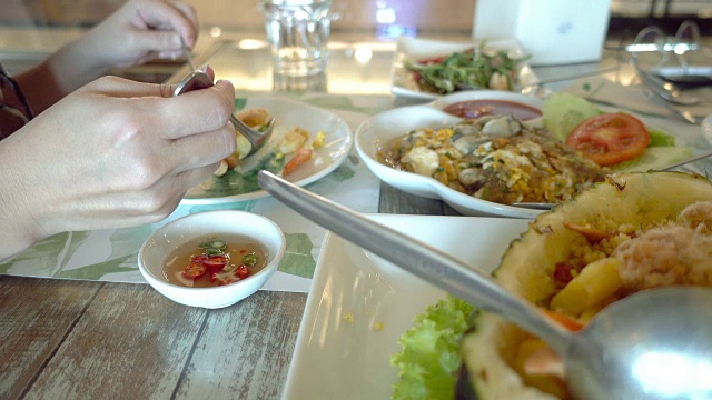 幸福的夫妇在泰国餐厅吃午餐。视频素材