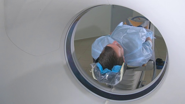 人被安置在CT扫描仪内。视频素材