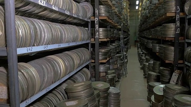 有无数录像带的大型电影档案。视频下载