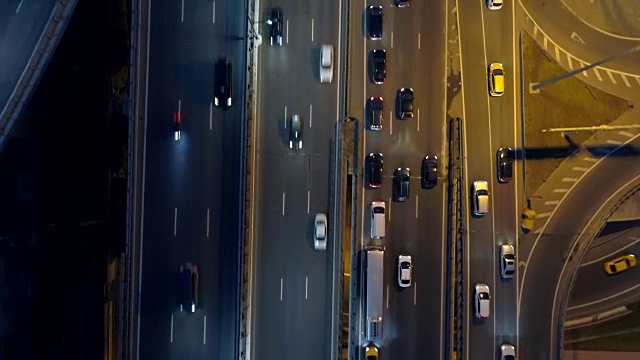 夜间公路和高速公路的交通繁忙。直接从上面。视频素材