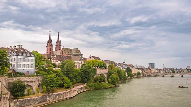 巴塞尔城市天际线时间推移和莱茵河，巴塞尔，瑞士4K时间推移视频素材
