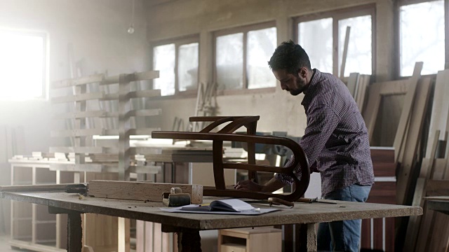 男木匠在家具车间组装椅子视频素材
