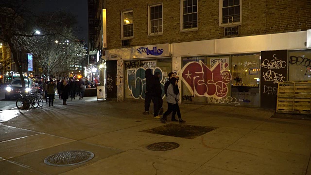 纽约格林威治村，行人，涂鸦覆盖的商店前面视频素材
