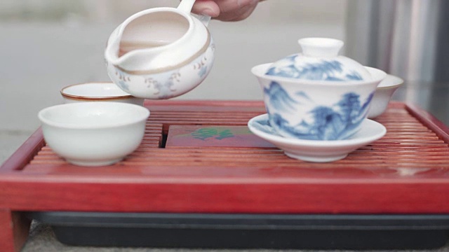 中国茶道。视频。近桌茶道，茶具及配件。中国茶道是由茶师表演的视频素材