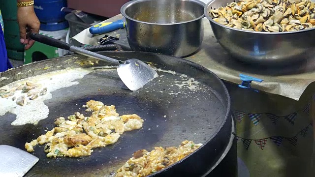 炒牡蛎，泰国街头小吃视频素材