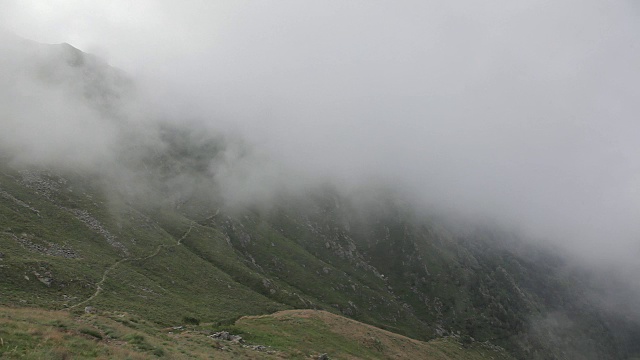 有雾的山地景观视频素材