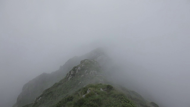 有雾的山地景观视频素材