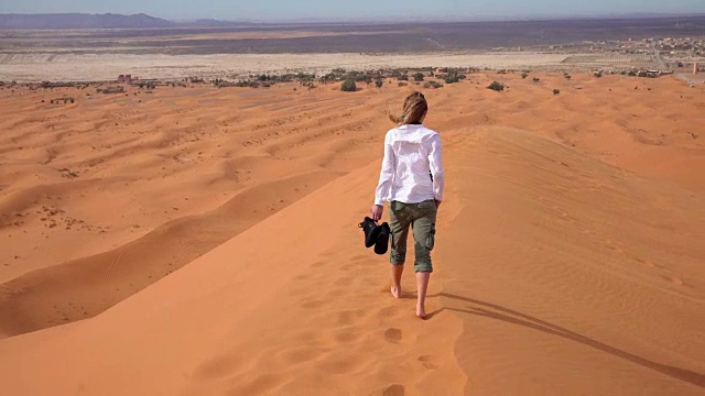 赤脚穿过沙漠的女人视频素材