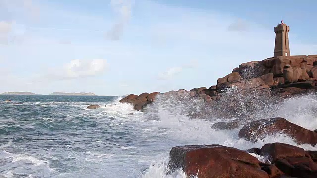 有岩石和灯塔的大海视频下载