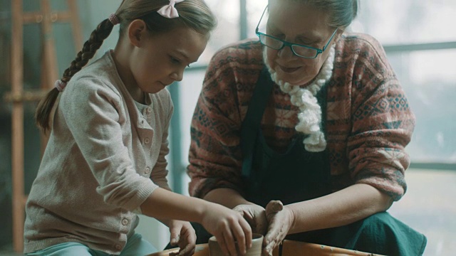 孙女和祖母一起做陶器视频素材