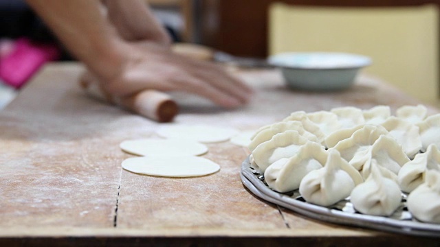 烹饪中国饺子(饺子)视频素材