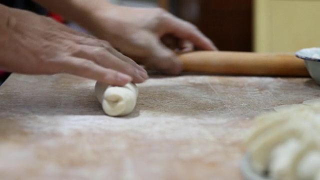 烹饪中国饺子(饺子)-滚动面团视频素材