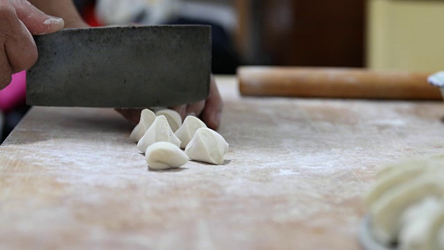 烹饪中国饺子-切面团视频素材