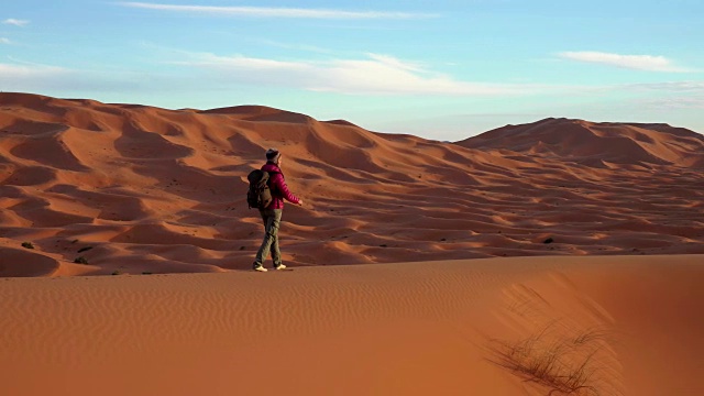 沙漠行走视频素材