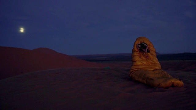 欣赏沙漠的日落。寒冷的晚上。满月。视频素材