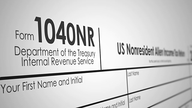 平移从国税局的1040NR税务表与浅景深的领域视频下载