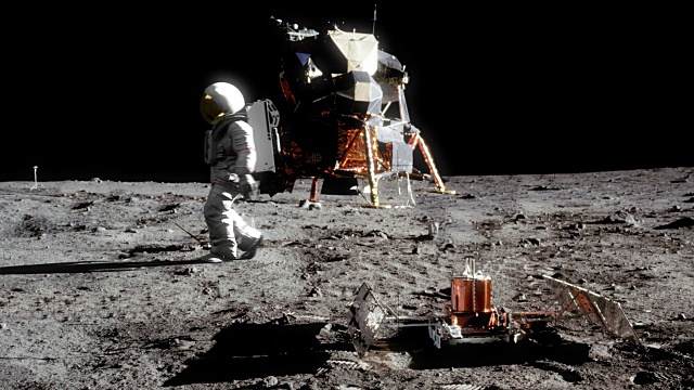 一个宇航员在月球上行走的高度逼真的动画视频下载