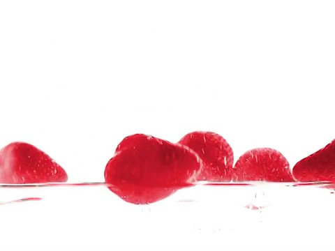 红色的草莓会跳出水面视频素材