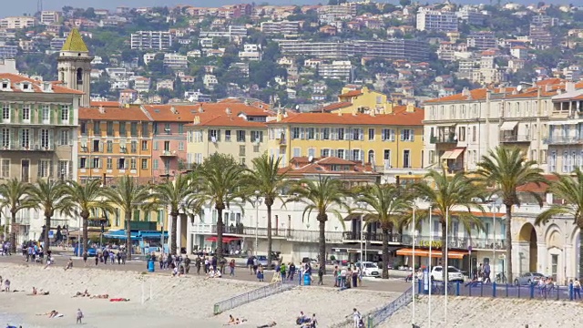 暑假在尼斯，人们在海滩上晒太阳，阳光明媚的度假城市视频素材