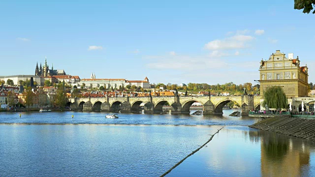 布拉格天际线，查尔斯桥和赫拉德卡尼视频素材