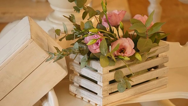 婚礼桌上的鲜花装饰视频素材