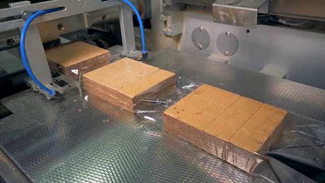 一长堆包装好的华夫饼被切成单独的包装。视频素材