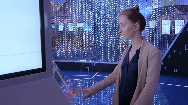 在现代科技展览上使用交互式触摸屏的妇女视频下载