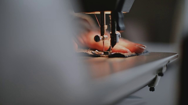 裁缝在缝纫机上工作视频下载