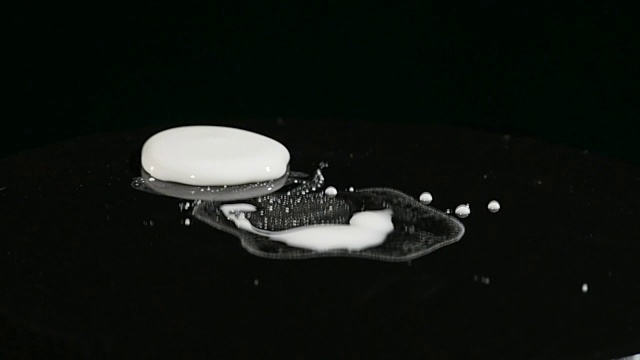 牛奶在移动中低音炮在黑色背景视频素材