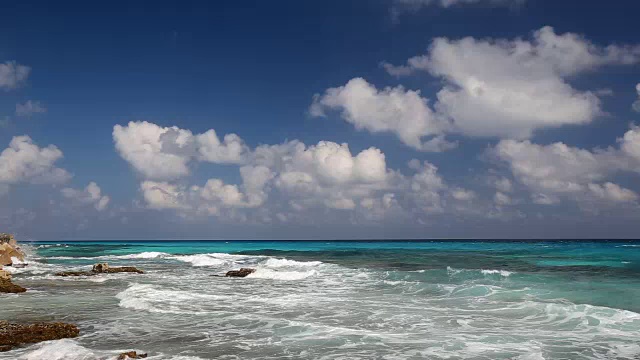 海浪和海滩上的岩石视频素材