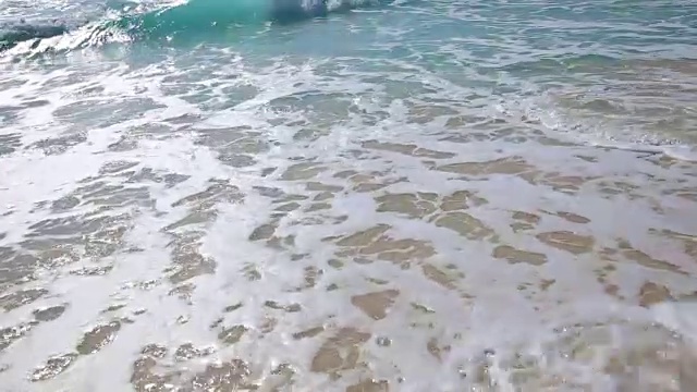 白色热带沙滩上的海浪视频素材