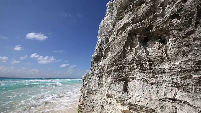 海浪和海滩上的岩石视频素材