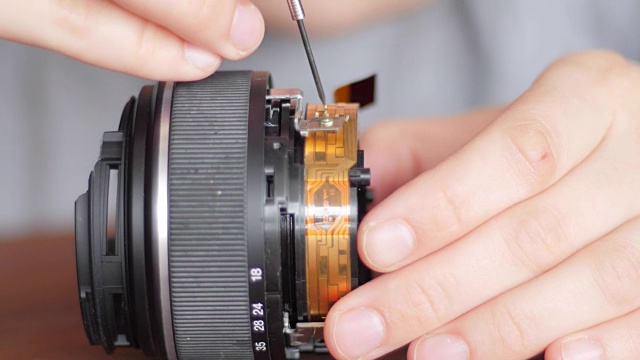 工程师修理，修理拆下的相机镜头、电子零件视频素材