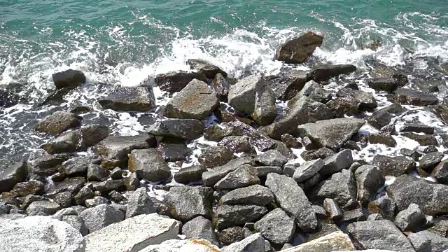泰国热带海滩海浪击碎岩石海岸线的缓慢运动视频素材