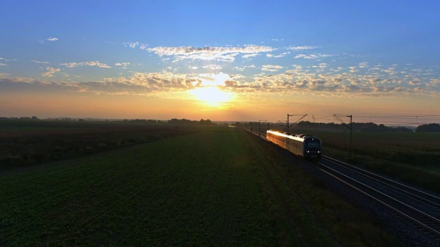 日落时穿过乡村的旅客列车视频素材
