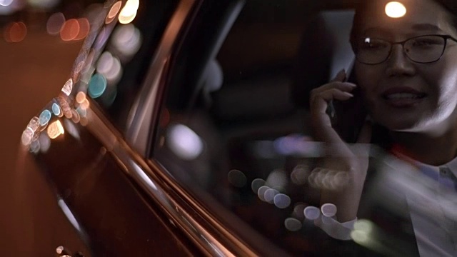 《夜间汽车中的女商人》视频素材