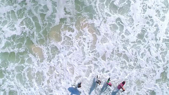 冲浪者冲向大海视频素材