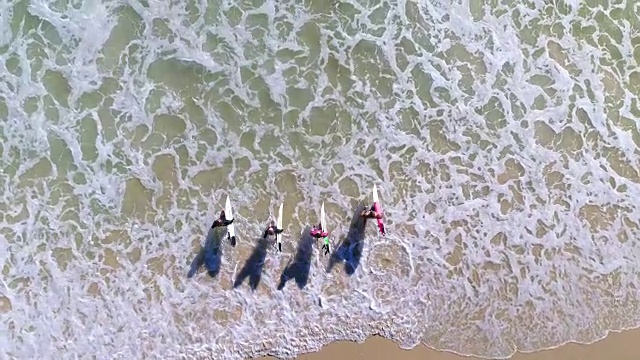 冲浪者冲向大海视频素材