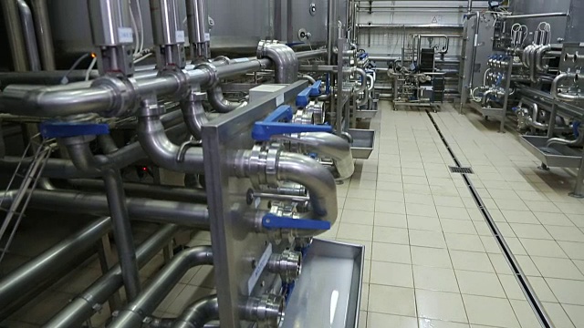 现代乳品厂的管道视频下载