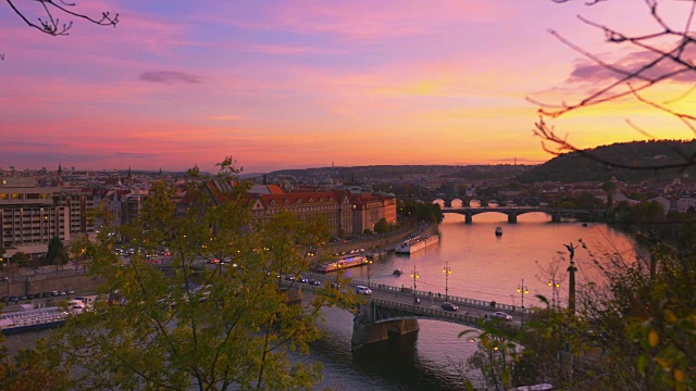 日落时分的布拉格及其桥梁视频素材