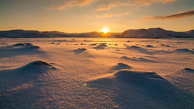 日落时分白雪覆盖的北极苔原。间隔拍摄视频素材