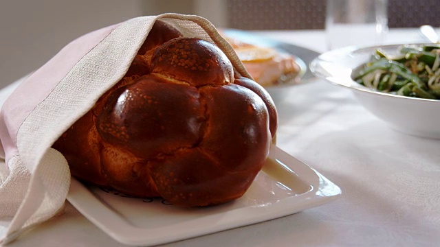 犹太安息日餐桌上的白面包，特写视频素材