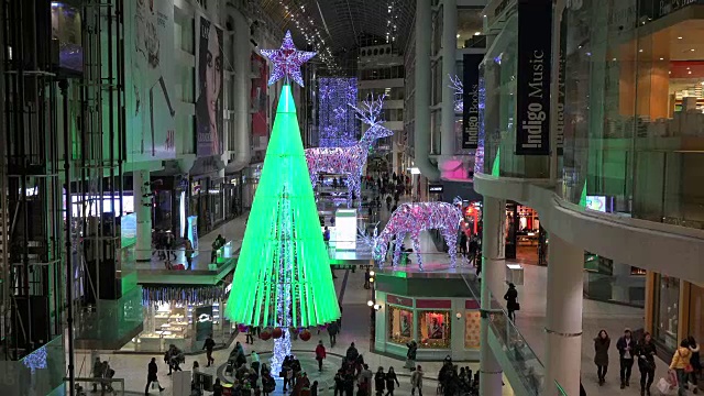 加拿大多伦多:圣诞节期间凯迪拉克美景伊顿中心室内视频下载
