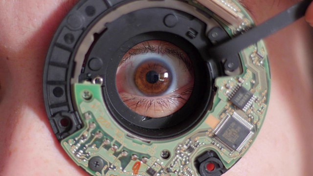 拆卸的相机镜头中的眼睛，电子部件视频素材